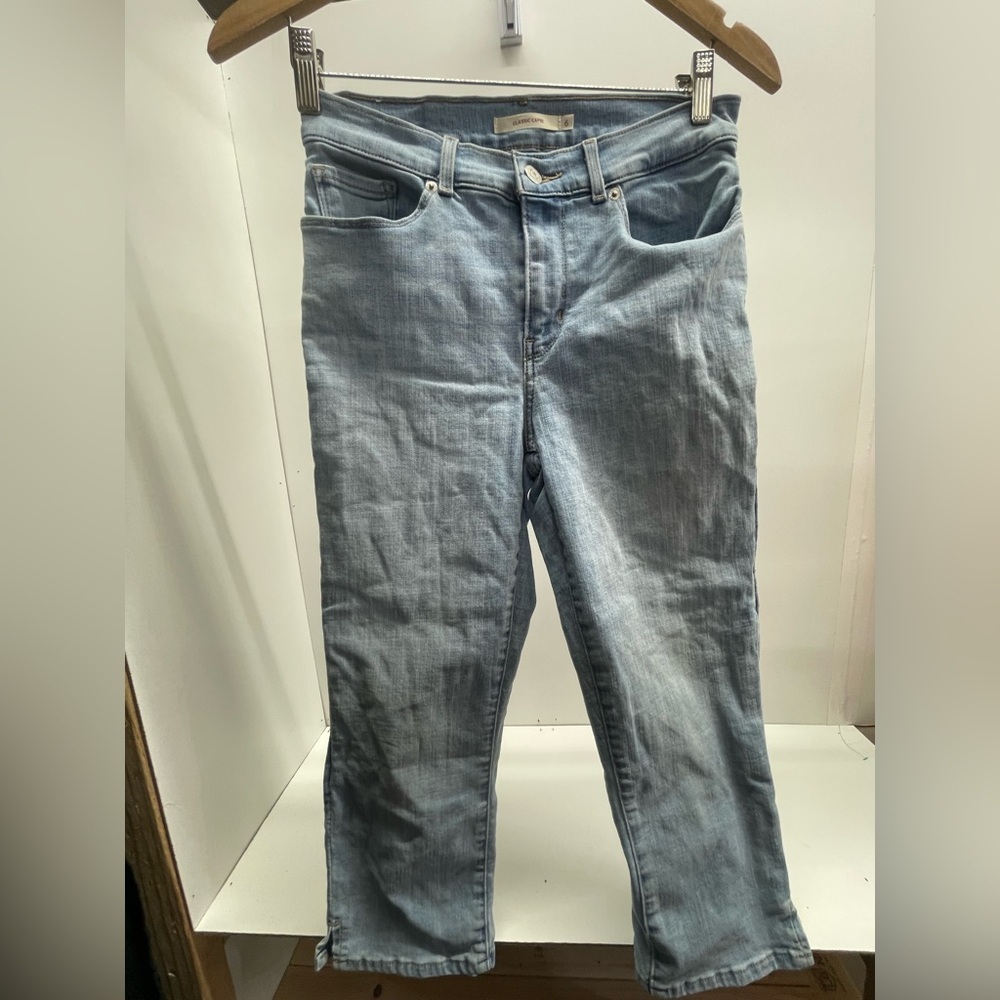 Levi's Light‎ Wash Classic Capri Jeans